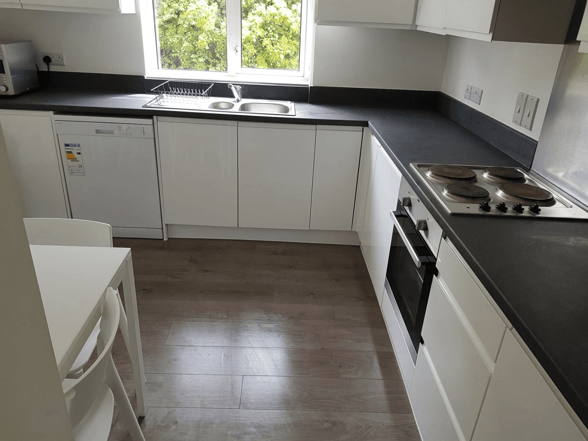 White U-form kitchen cleaned for tenancy handover